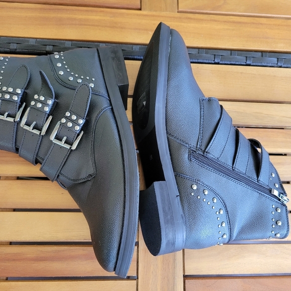 Stylish Black  Boots with Buckle Design - Picture 6 of 9